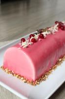 A) bûche aux fruits rouges