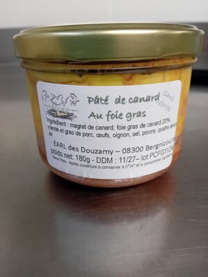 Terrine de pâté de canard au foie gras.